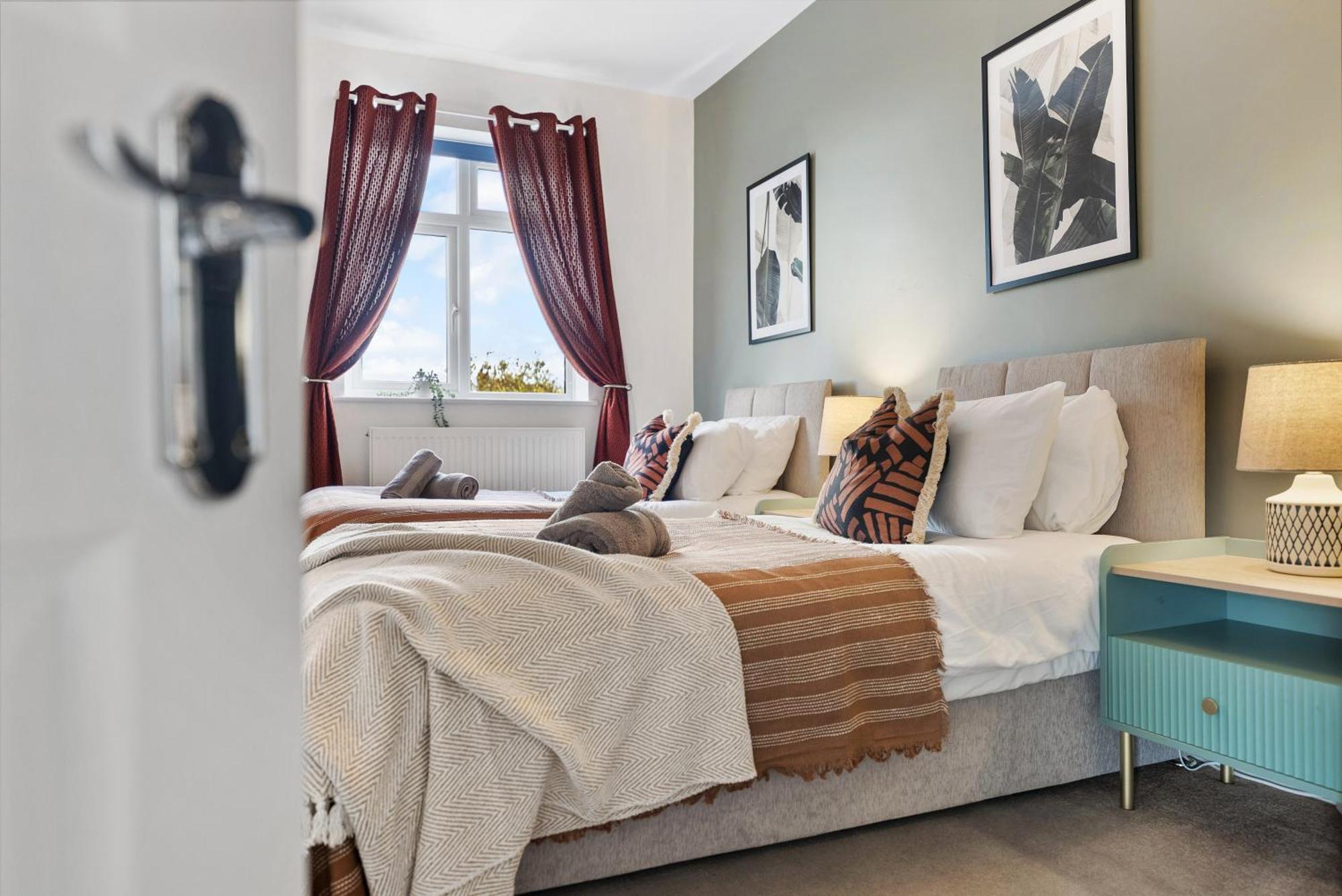 Long Term And Summer Special Offer! 5-Bedroom Spacious, Stunning Design, Sociable Areas & Cosy House Near South Downs Park, Sleeps 11 With Games Room, Private Parking And Garden- By Blue Puffin Stays Waterlooville Kültér fotó
